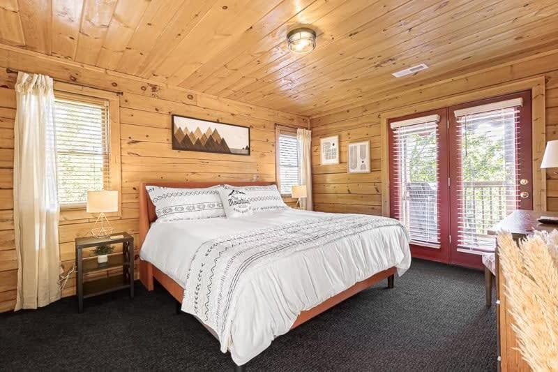 Movie Theater Hot Tub View Mountain Escape Villa Gatlinburg Luaran gambar